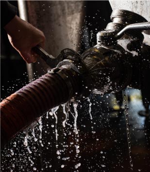 Gros plan sur une vanne de cuve à vin