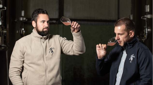 Deux vignerons des caves Florès dégustant du vin
